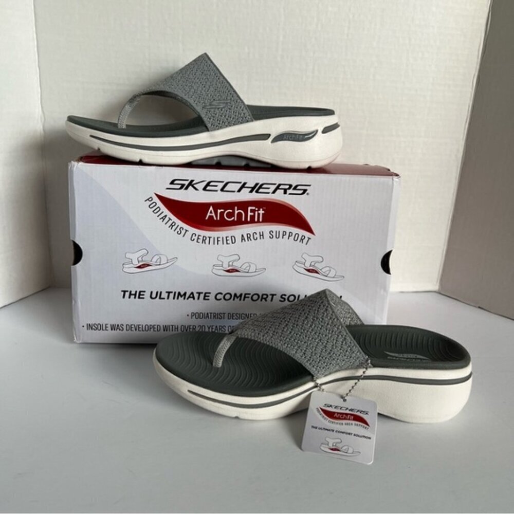 Sketchers - Go walk Arch Fit Weekender Toe Thong Sandal - Gray. Size: 8 US. NWT